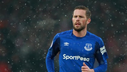 九游游戏中心官网-逆境中崛起的“铁血战士”之战！，铁血战士战斗视频